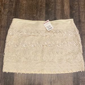 NWT, cream size large mini skirt. Zipper on side.